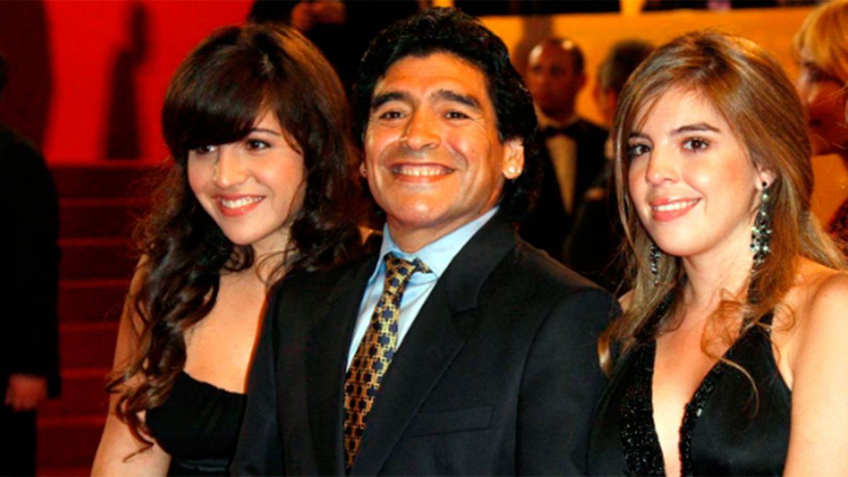 Diego Maradona junto a sus hijas, Dalma y Gianinna.