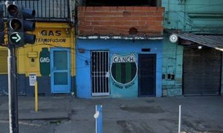 en buenos aires, un policia recibio un tiro en el cuello: el video del aterrador momento en buenos aires, un policia recibio un tiro en el cuello: el video del aterrador momento