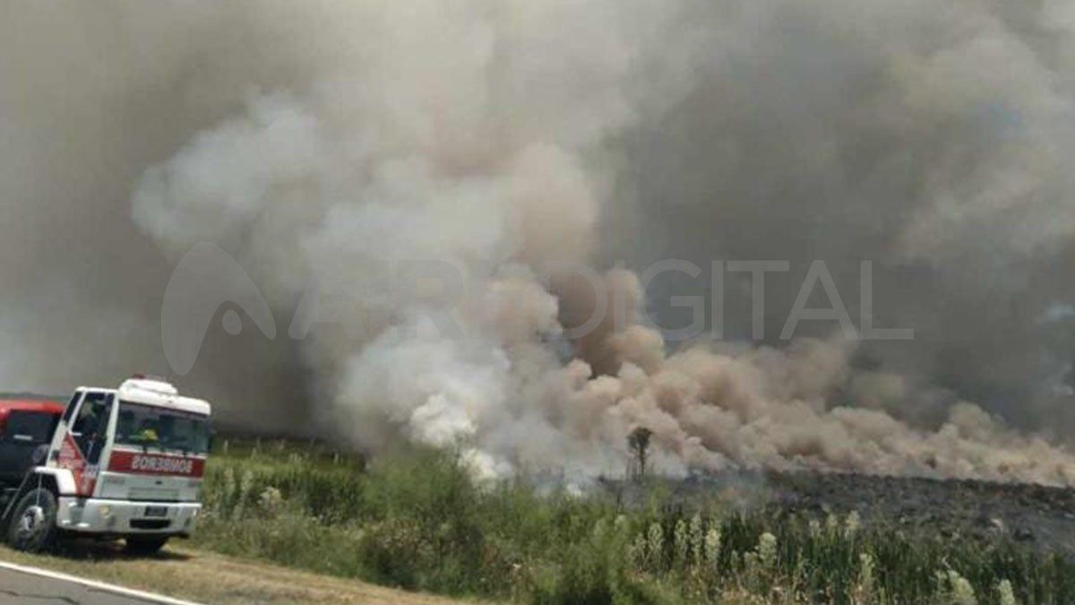 Policía de Seguridad Vial dispuso montar un operativo de balizamiento y reducción de vehículos del lado Sur debido a la escasa visibilidad a consecuencias de la gran cantidad de humo sobre la ruta 1.