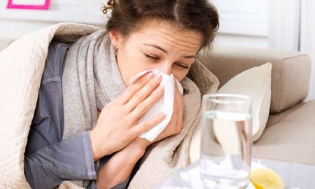 Una de las claves para distinguir una infección viral de una alergia es la aparición de fiebre. En general, las alergias no provocan fiebre ni malestar general. Una de las claves para distinguir una infección viral de una alergia es la aparición de fiebre. En general, las alergias no provocan fiebre ni malestar general.