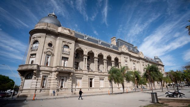 El Gobierno oficializó el programa de desendeudamiento para empleados públicos y privados de Santa Fe. El Gobierno oficializó el programa de desendeudamiento para empleados públicos y privados de Santa Fe.