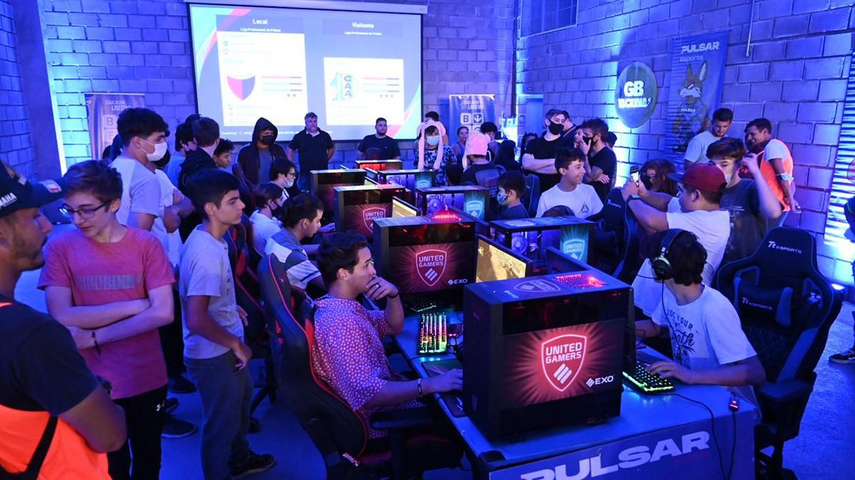 El lanzamiento de la Copa Santafesina de Fútbol Virtual 2023 permitirá descubrir el universo gamer a partir del montaje de un espacio de juego y exhibición. El lanzamiento de la Copa Santafesina de Fútbol Virtual 2023 permitirá descubrir el universo gamer a partir del montaje de un espacio de juego y exhibición.