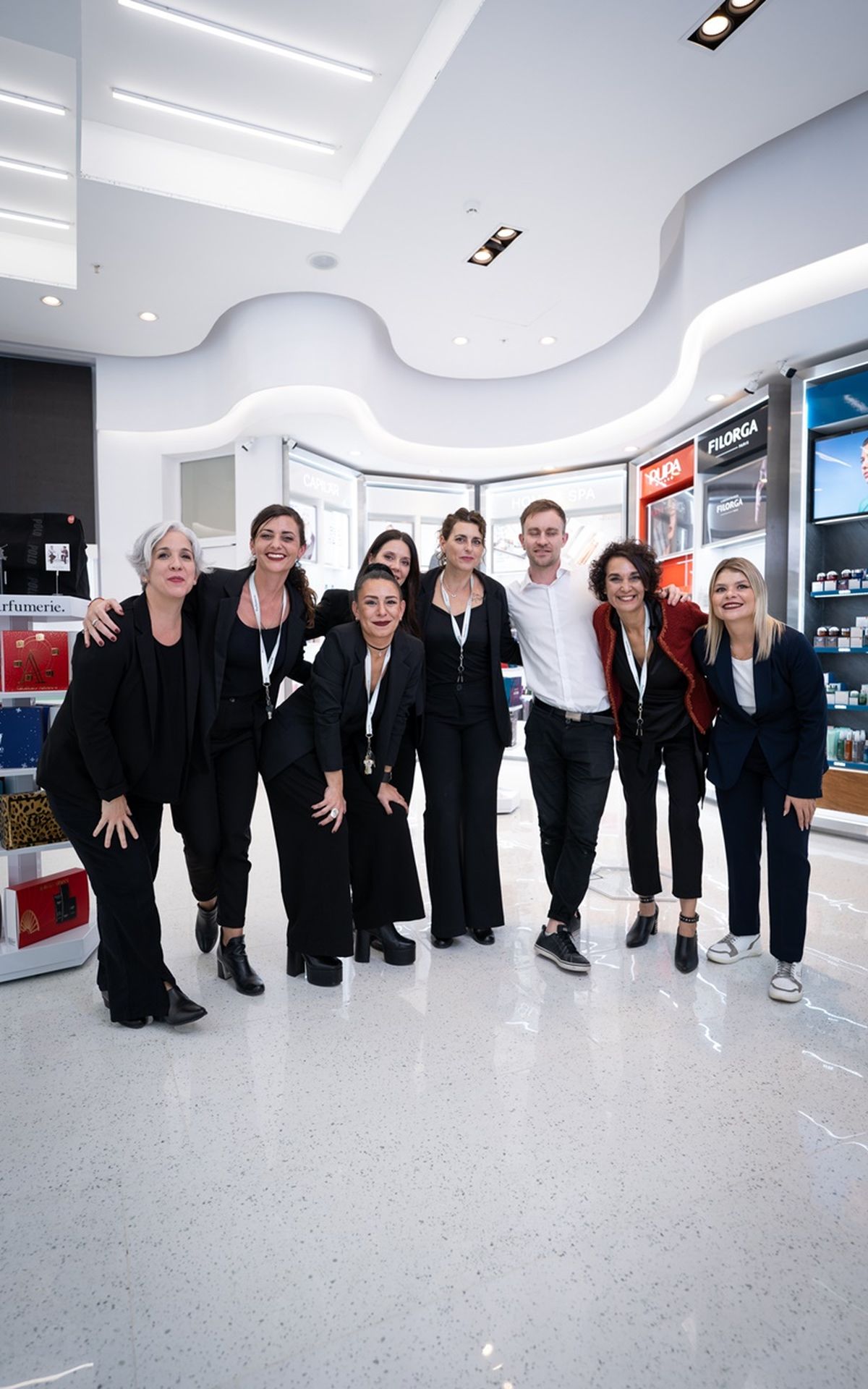 El equipo de expertos en belleza que asesora a los clientes en el local Parfumerie Santa Fe, en el Shopping La Ribera. Foto: Koffie Agency El equipo de expertos en belleza que asesora a los clientes en el local Parfumerie Santa Fe, en el Shopping La Ribera. Foto: Koffie Agency