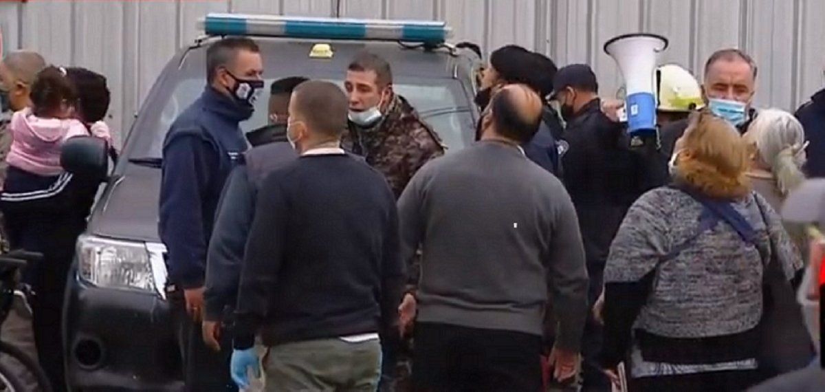 Un policía se subió a una antena y su hija le suplica Papá, por favor, no me hagas esto