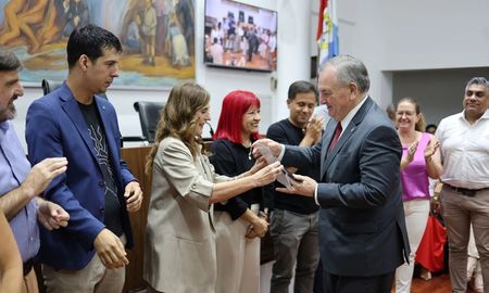 Felipe Michlig recibió del Concejo Municipal de Santa Fe la distinción Valores Democráticos Raúl R. Alfonsín. Felipe Michlig recibió del Concejo Municipal de Santa Fe la distinción Valores Democráticos Raúl R. Alfonsín.