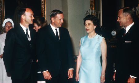 Neil Armstrong, el primer hombre que pisó la Luna, visitó a la reina resfriado en octubre de 1969. Neil Armstrong, el primer hombre que pisó la Luna, visitó a la reina resfriado en octubre de 1969.