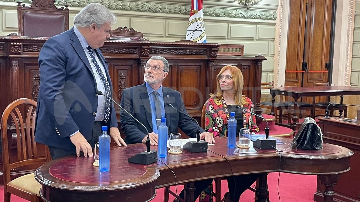 Pablo Farías intentó moderar la reunión, en medio de fuertes cruces entre los funcionarios y los diputados.