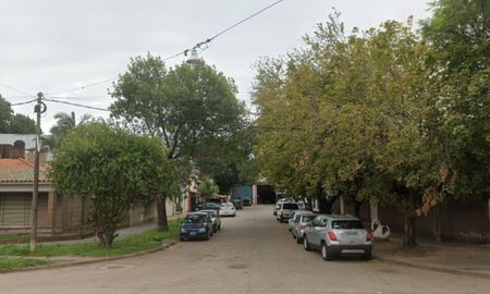Rompieron el vidrio de una camioneta estacionada en Doctor Zavalla al 4900 y se llevaron un maletín. Rompieron el vidrio de una camioneta estacionada en Doctor Zavalla al 4900 y se llevaron un maletín.