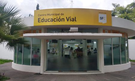 El Centro de Educación Vial funcionará de 7 a 18. Se podrán retirar licencias emitidas y tramitar la renovación del carné. La atención es con turno previo. El Centro de Educación Vial funcionará de 7 a 18. Se podrán retirar licencias emitidas y tramitar la renovación del carné. La atención es con turno previo.