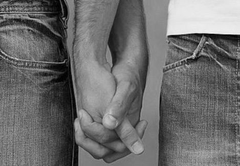 Paternidad plena a una pareja gay: adoptarán un niño que fue gestado por una amiga