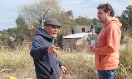 Fernández dialogó con vecinos de la zona del terraplén Garello.