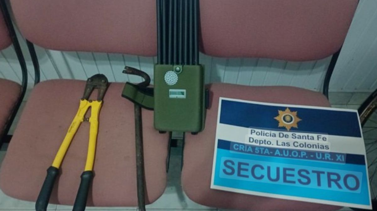 Los elementos que la policía le secuestró al bonaerense que ingresó al club. 