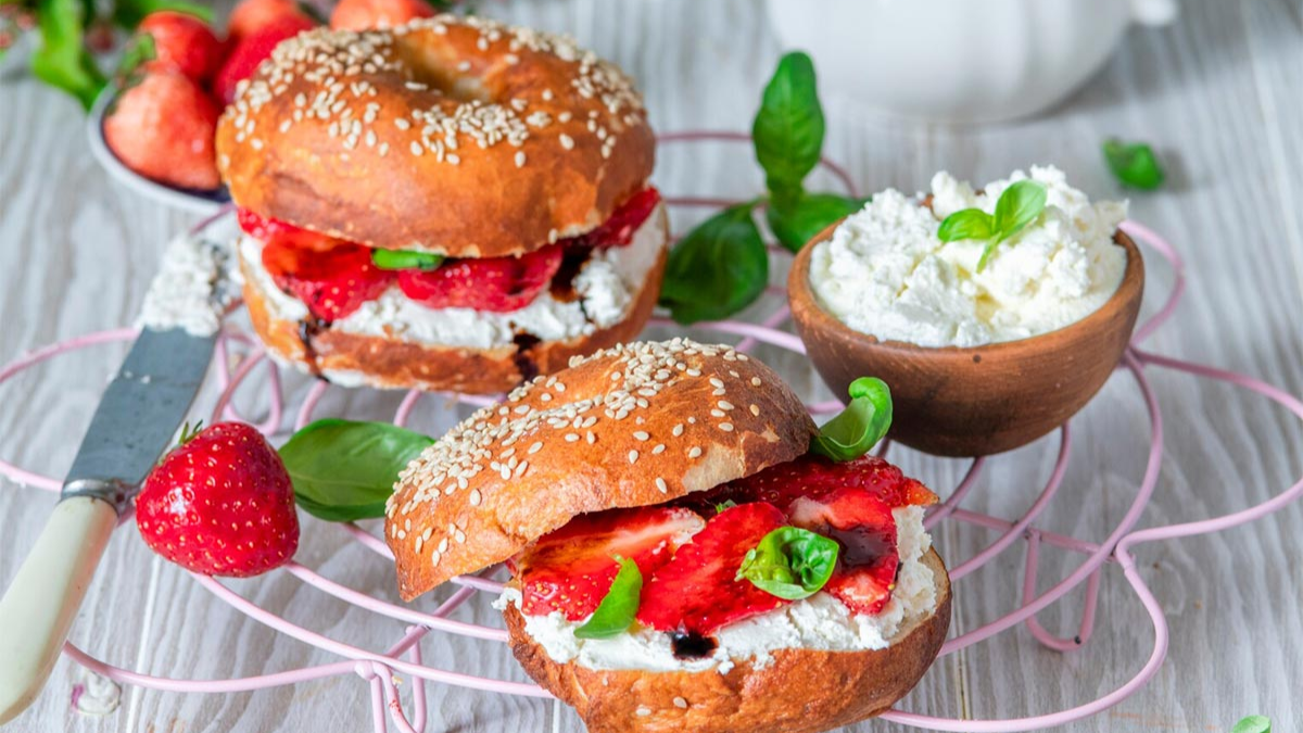 El bagel es un pan delicioso que se caracteriza por su forma redonda y por tener doble cocción. El bagel es un pan delicioso que se caracteriza por su forma redonda y por tener doble cocción.