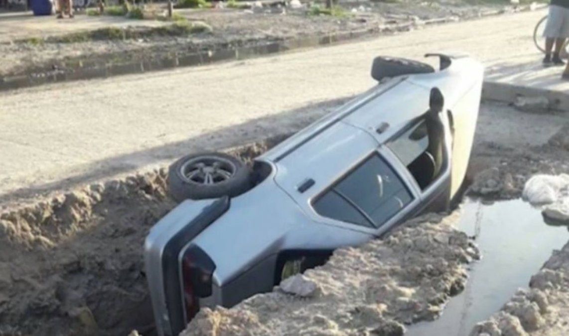 Hicieron un pozo gigante para una obra, no lo señalizaron y cayeron dos autos