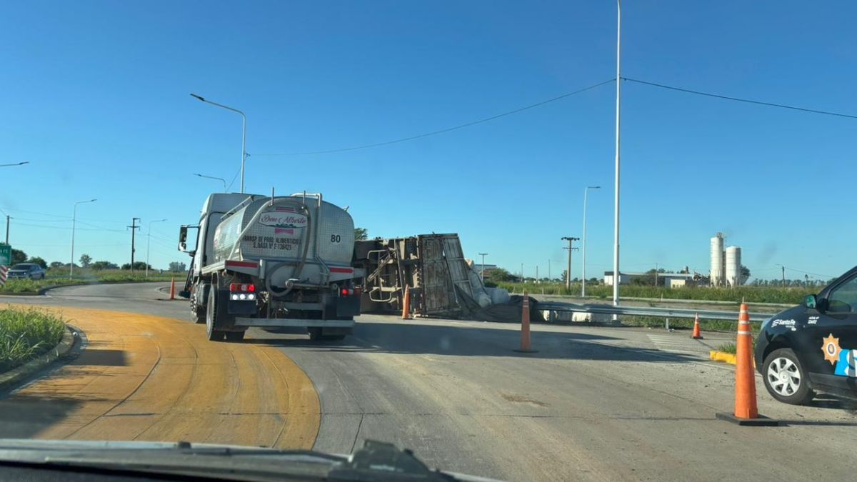 Tras un accidente, un cami&oacute;n volc&oacute; en la noche del jueves 25 de diciembre en la rotonda de acceso a Progreso.