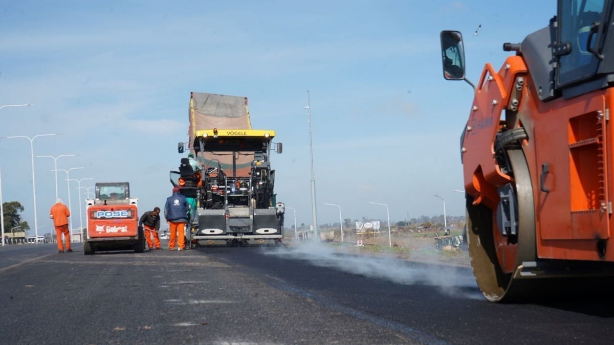 Lisandro Enrico anuncia un 35 % de avance en el tercer carril de la autopista hacia Rosario. Lisandro Enrico anuncia un 35 % de avance en el tercer carril de la autopista hacia Rosario.