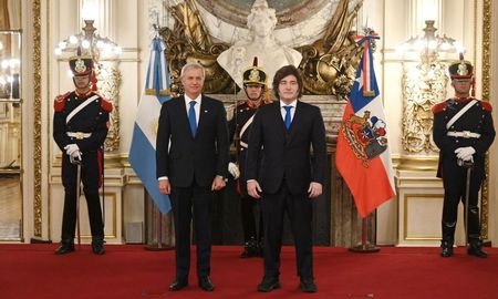 José Antonio Kast viajó este domingo por la noche junto con tres ministros y fue recibido en Casa Rosada por Javier Milei desde las 10 José Antonio Kast viajó este domingo por la noche junto con tres ministros y fue recibido en Casa Rosada por Javier Milei desde las 10