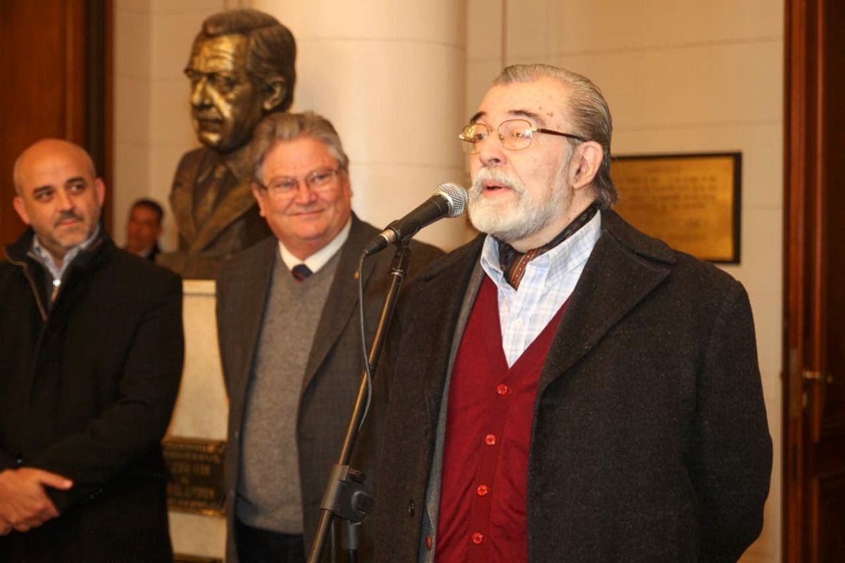 La muerte de Fernando Brosutti deja un espacio difícil de llenar en los ámbitos del periodismo político y legislativo. La muerte de Fernando Brosutti deja un espacio difícil de llenar en los ámbitos del periodismo político y legislativo.