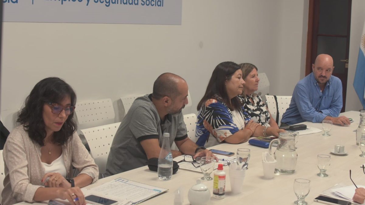 De la reunión paritaria participaron representantes de los gremios de Amsafé, Sadpo, Uda y Amet.