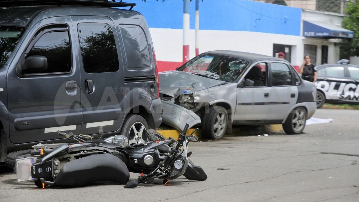 Un hombre que estaba por subirse a su motocicleta murió tras ser atropellado por un auto en Rosario.