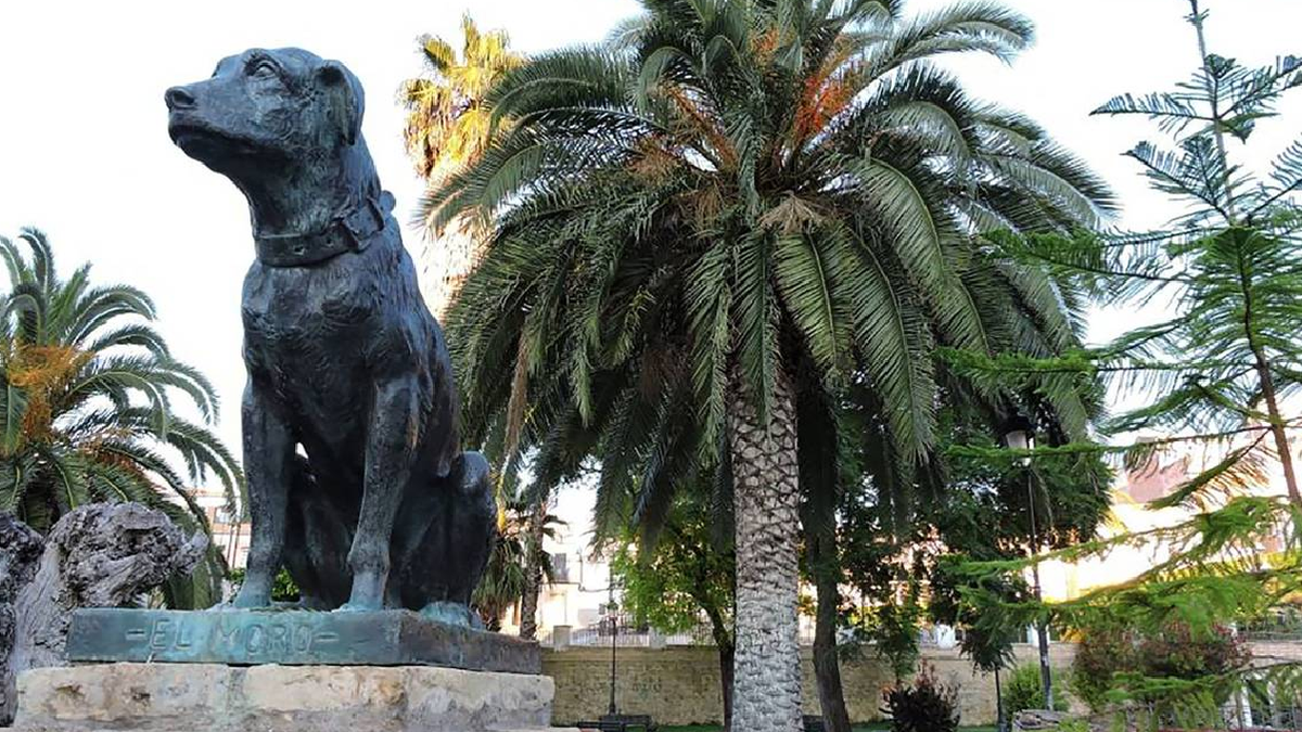 Moro, el perro que frecuentó a más de 600 entierros y que hoy tiene su estatua. 