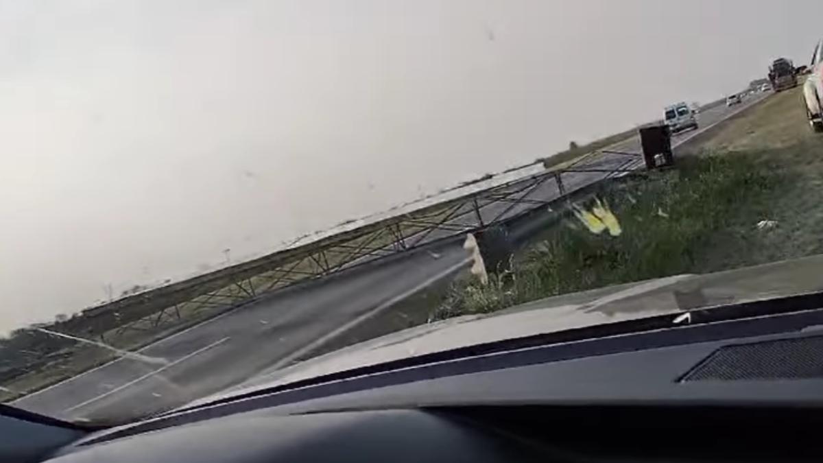 El cartel quedó atravesado sobre el medio de la autopista. El cartel quedó atravesado sobre el medio de la autopista.