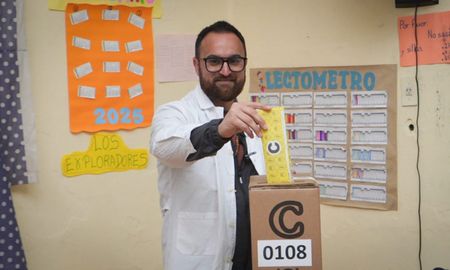 Adentro. El Profe puso el voto y confía en ser una nueva opción para los santafesinos. Adentro. El Profe puso el voto y confía en ser una nueva opción para los santafesinos.