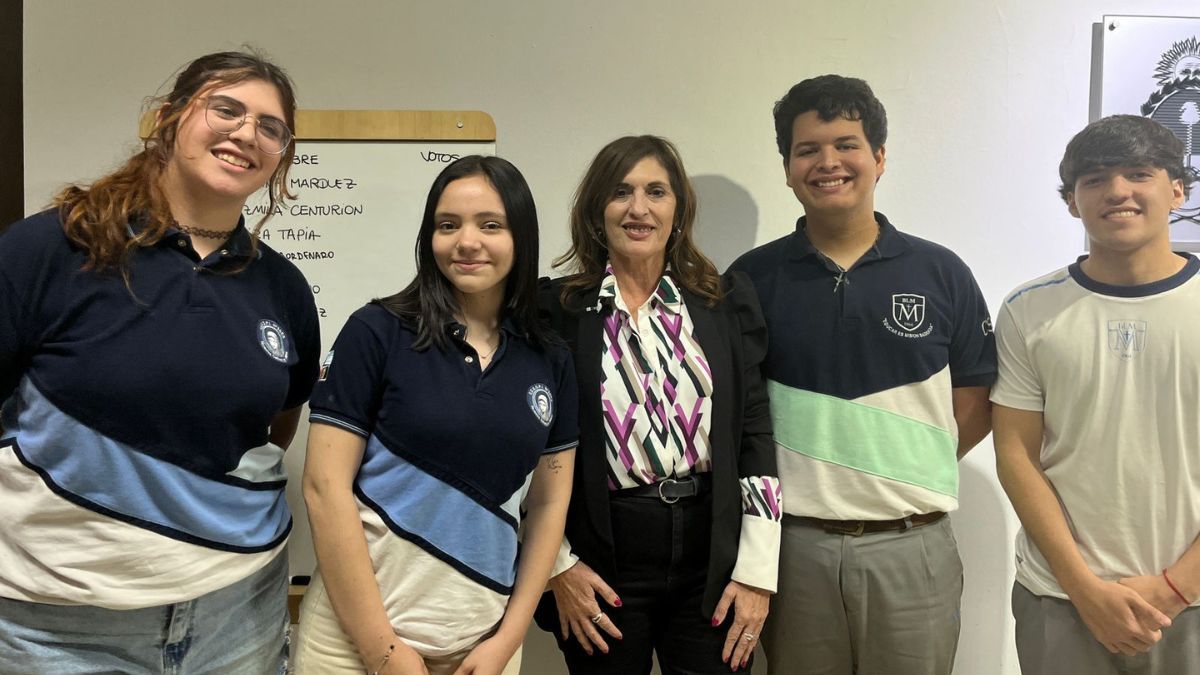 El encuentro se desarrolló en dos turnos, por la mañana y por la tarde, y permitió a los adolescentes asumir el rol de concejales. El encuentro se desarrolló en dos turnos, por la mañana y por la tarde, y permitió a los adolescentes asumir el rol de concejales.