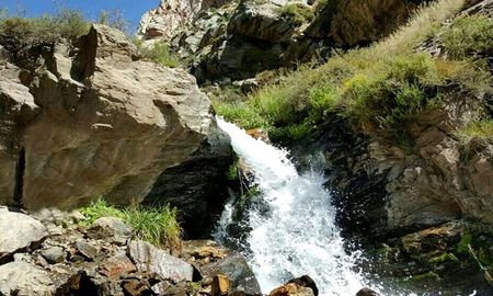 a Cascada Las Aguaditas forma parte de un sistema de vertientes naturales que sobreviven en el árido piedemonte, creando un microclima vital para la fauna local. a Cascada Las Aguaditas forma parte de un sistema de vertientes naturales que sobreviven en el árido piedemonte, creando un microclima vital para la fauna local.