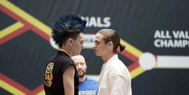 Eli Moskowitz, más conocido por su apodo Hawk, tiene una cicatriz en el labio por la que a menudo se le acosaba en la escuela (Foto: Netflix)