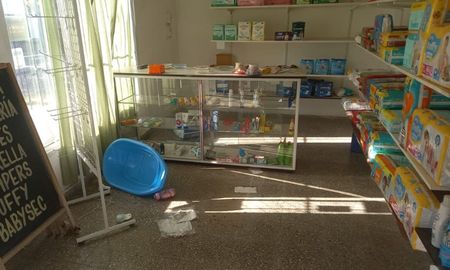 El robo ocurrió en la madrugada, en ausencia de su dueño y el modus operandi fue romper la vidriera con un palo en forma de gancho. El robo ocurrió en la madrugada, en ausencia de su dueño y el modus operandi fue romper la vidriera con un palo en forma de gancho.