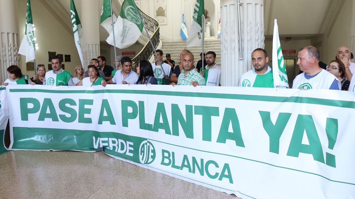 A través de la firma de los Decretos Nº 416 y 417/21 se comienza a hacer efectivo el acuerdo paritario que estableció el pase a planta permanente de trabajadores contratados que se vienen desempeñando en tareas similares al personal de planta y con anterioridad a diciembre de 2018.