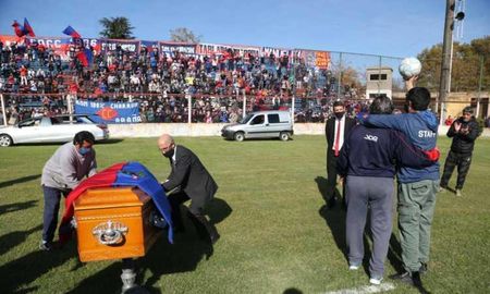 El sábado, una multitud despidió los restos del ídolo. El sábado, una multitud despidió los restos del ídolo.