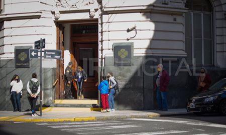 Lo dispuso el Banco Central a través de un comunicado donde se agregó que si la capacidad de atención lo permite, se podrá atender con ambas modalidades, dando prioridad a la atención de los clientes que tienen turno. Lo dispuso el Banco Central a través de un comunicado donde se agregó que si la capacidad de atención lo permite, se podrá atender con ambas modalidades, dando prioridad a la atención de los clientes que tienen turno.