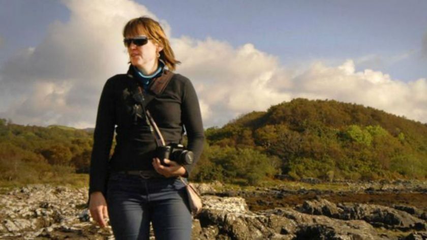 Se golpeó la cabeza y habla inglés por la mañana y alemán por la tarde