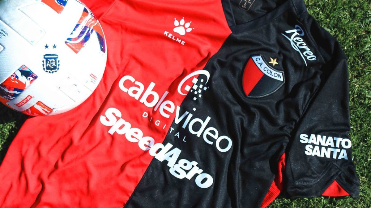 Colón volvió a lucir el modelo de camiseta tradicional