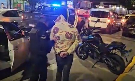 La policía detuvo al hombre y a su acompañante. La policía detuvo al hombre y a su acompañante.