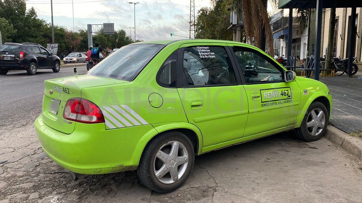 El remisero es el conductor de un Chevrolet Corsa que si bien recibió unos cachetazos