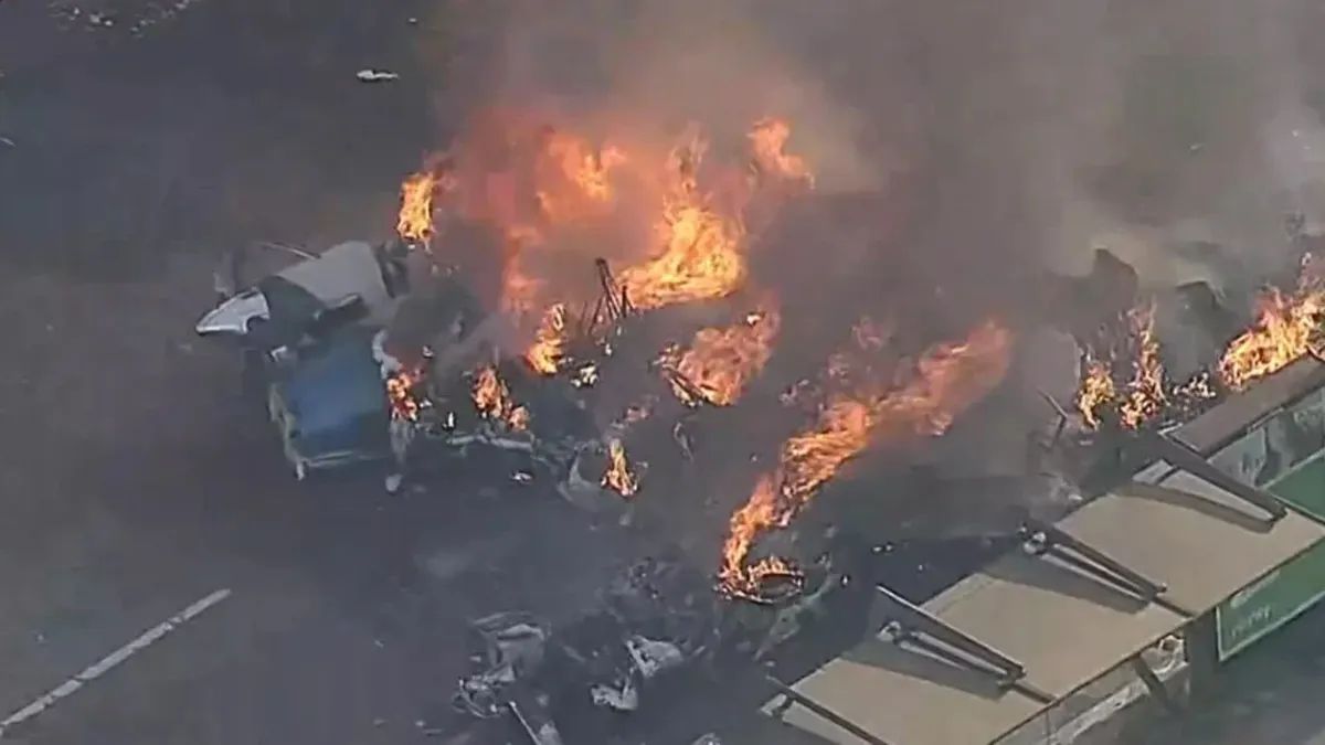 Accidente aéreo en Brasil: un avión impactó contra un colectivo en San Pablo y se incendió.