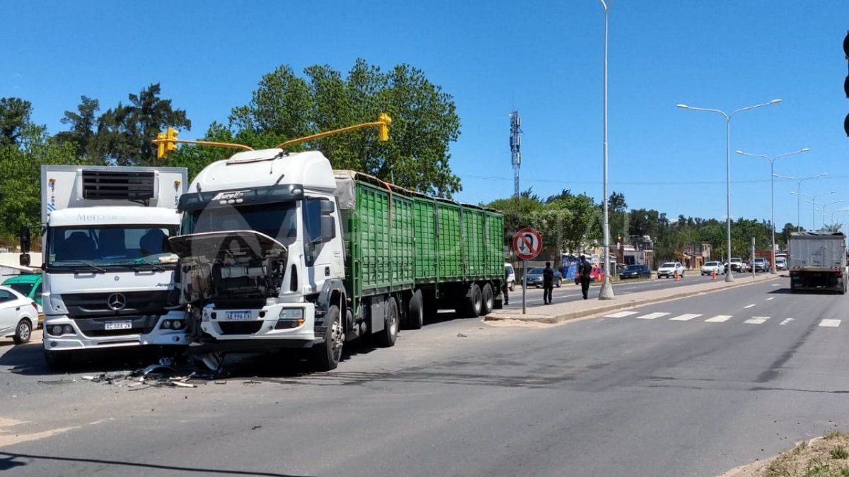 Cruzados. Así quedaron los vehículos de gran porte tras el impacto.&nbsp;