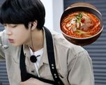 Jin convirtió al mulhoe en uno de los platos coreanos más buscados entre los fans de BTS. Jin convirtió al mulhoe en uno de los platos coreanos más buscados entre los fans de BTS.