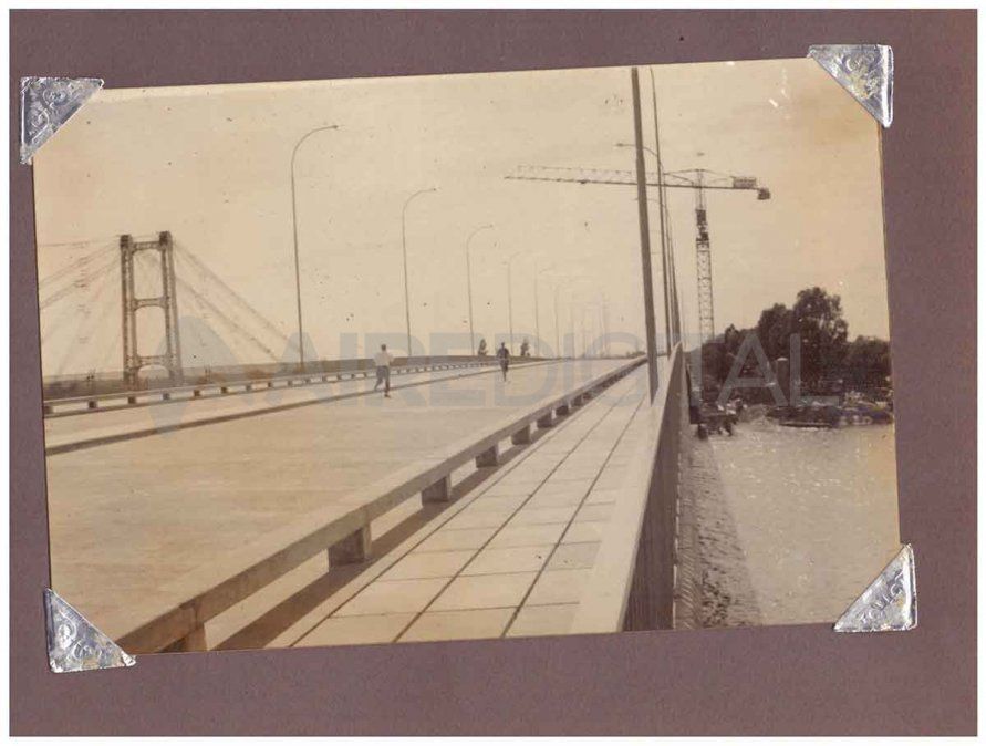 El acceso al Viaducto Oroño ya se permitía desde 1970 para descongestionar el tránsito del Puente Colgante, pero oficialmente se inauguró en 1971.