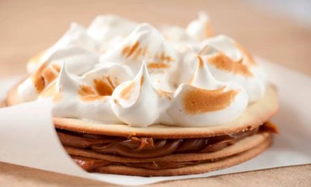 Este riquísimo alfajor gigante de dulce de leche puede estar sobre tu mesa con la receta de Maru Botana. Este riquísimo alfajor gigante de dulce de leche puede estar sobre tu mesa con la receta de Maru Botana.