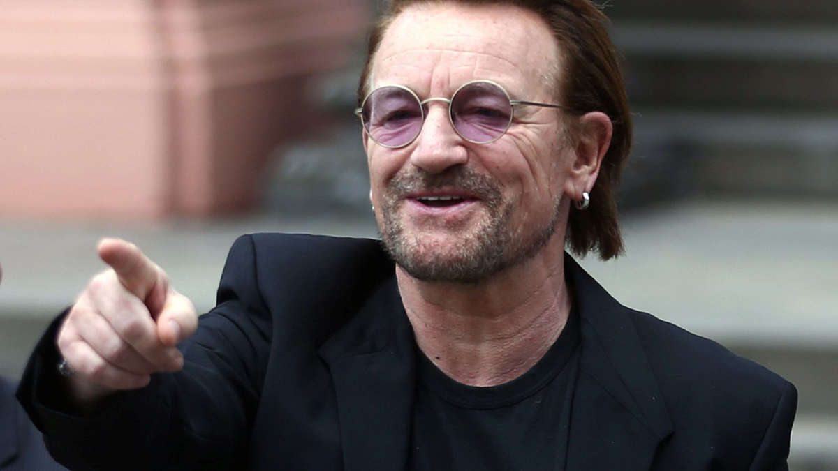 Un fabuloso imitador del cantante Bono se presentó en un restaurante y genero una gran confusión que se hizo viral.