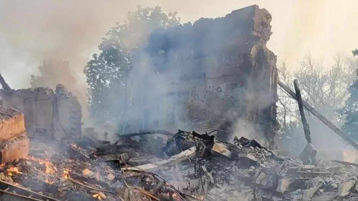 "El pueblo de Bilogorivka fue alcanzado por un ataque aéreo", indicaron autoridades. Las bombas cayeron sobre la escuela donde se refugiaban un total de 90 personas.