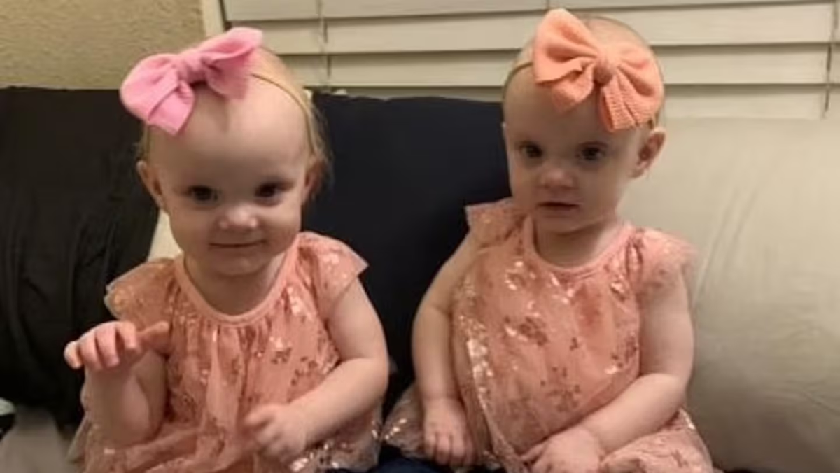 Tragedia en EEUU: se olvidaron a dos gemelas en un auto y murieron por un golpe de calor