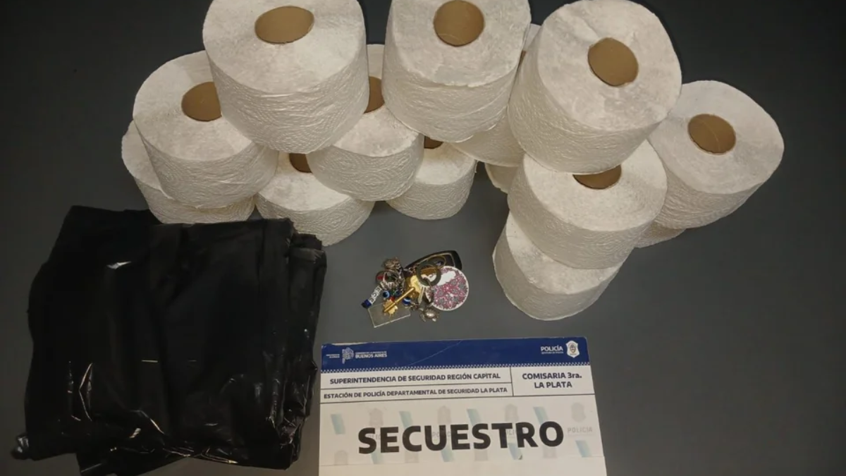 Fueron sorprendidos en el techo del establecimiento educativo, cuando intentaban escapar con los objetos sustraídos. Fueron sorprendidos en el techo del establecimiento educativo, cuando intentaban escapar con los objetos sustraídos.