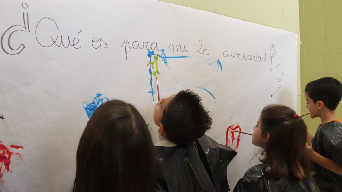 Muchos son los factores que atraviesan el momento de aprender: cada persona es diferente, tiene una historia particular y un contexto escolar singular. Muchos son los factores que atraviesan el momento de aprender: cada persona es diferente, tiene una historia particular y un contexto escolar singular.