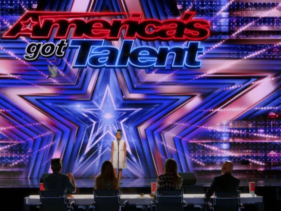 La palomav oló sobre Victory tras acabar su interpretación, a lo que la juez Heidi Klum llamó