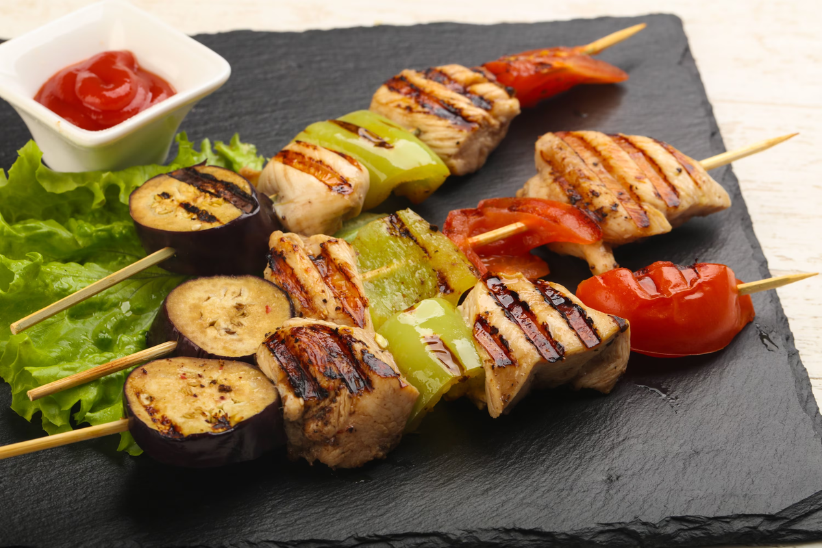 Las brochetas de pollo y verduras combina sabores únicos y son muy sencillas de hacer. Las brochetas de pollo y verduras combina sabores únicos y son muy sencillas de hacer.